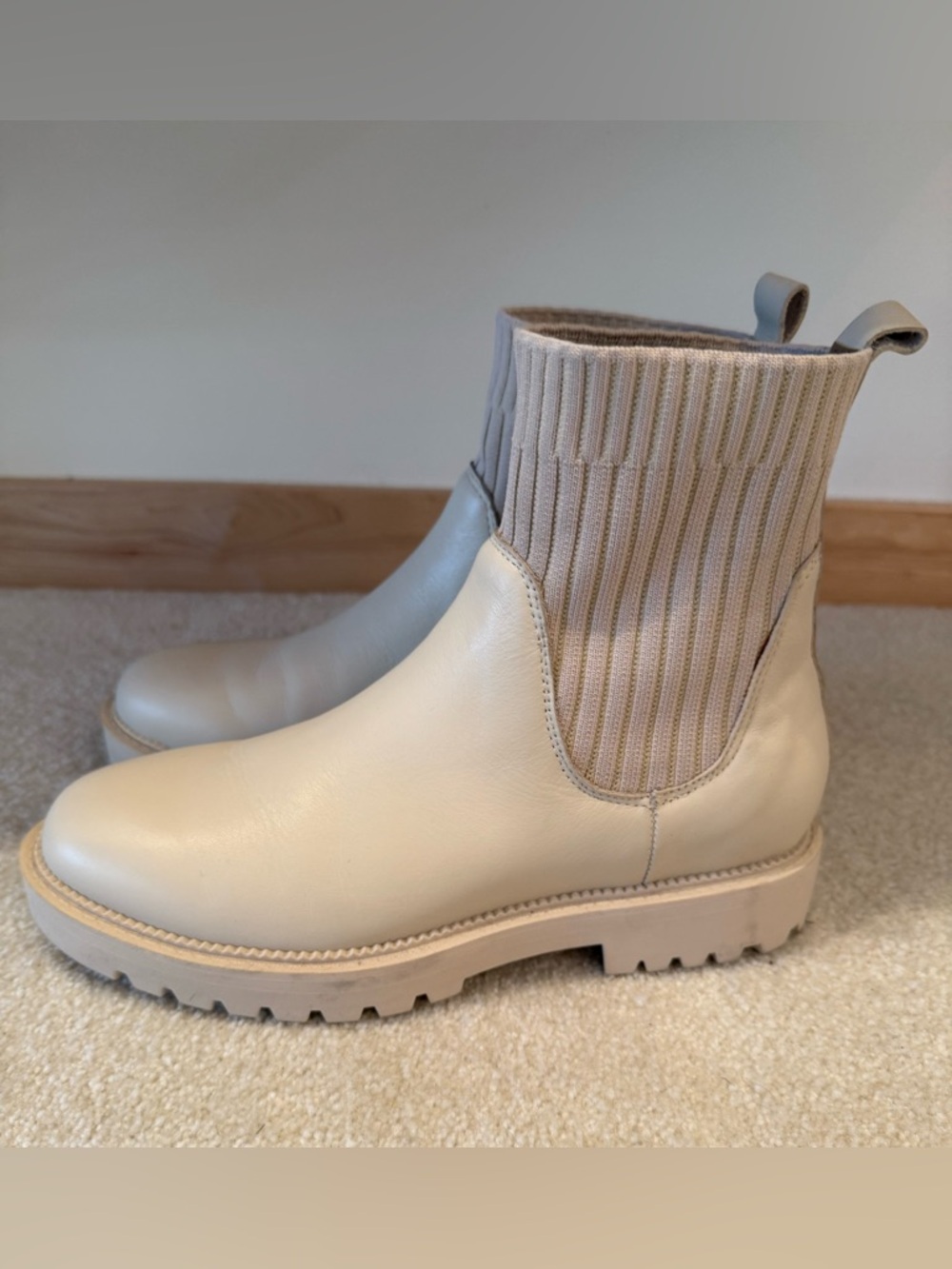 NEW Blondo Hallie Cream Leather Lug Sole Sock Chelsea Boots Quiet Luxury Sz 7.5